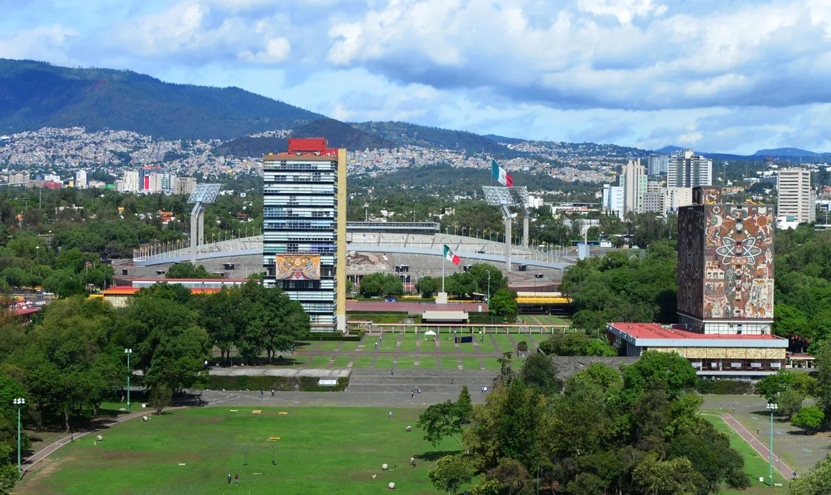 Desalojan facultades de Economía y Derecho en Ciudad Universitaria por amenaza de bomba