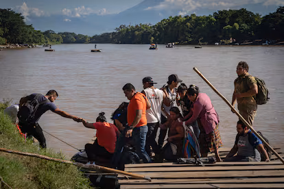 Migrantes detienen su marcha y se entregan al INM en Chiapas