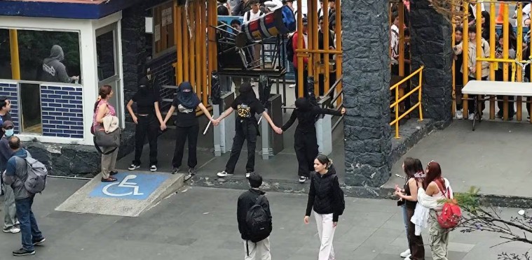 Encapuchados irrumpen en Prepa 8 de la UNAM