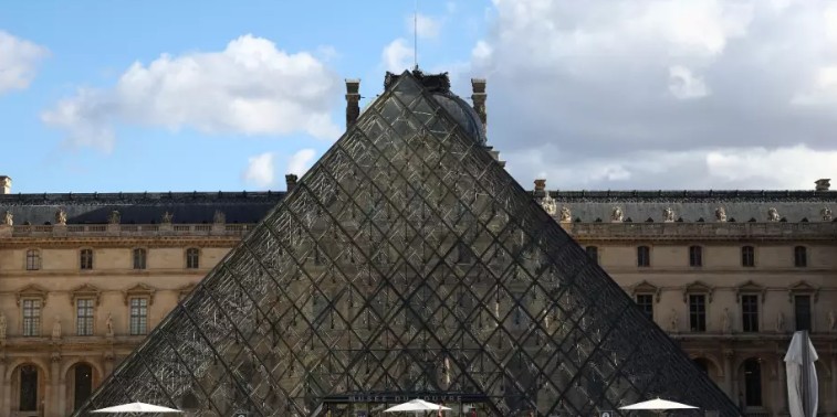 Detienen a dos sospechosos del robo en el Museo del Louvre