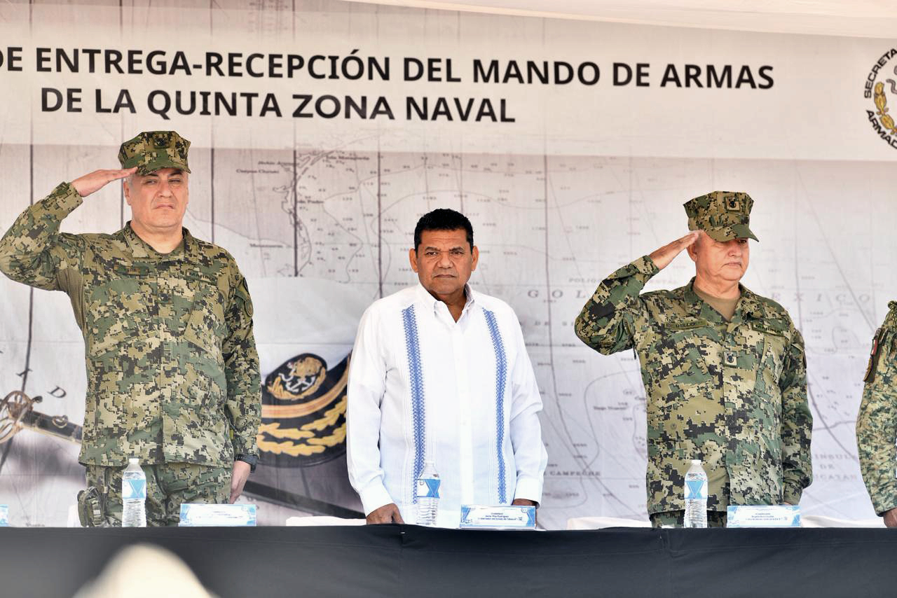 Atestigua Javier May ceremonia de entrega-recepción del Mando de Armas de la Quinta Zona Naval