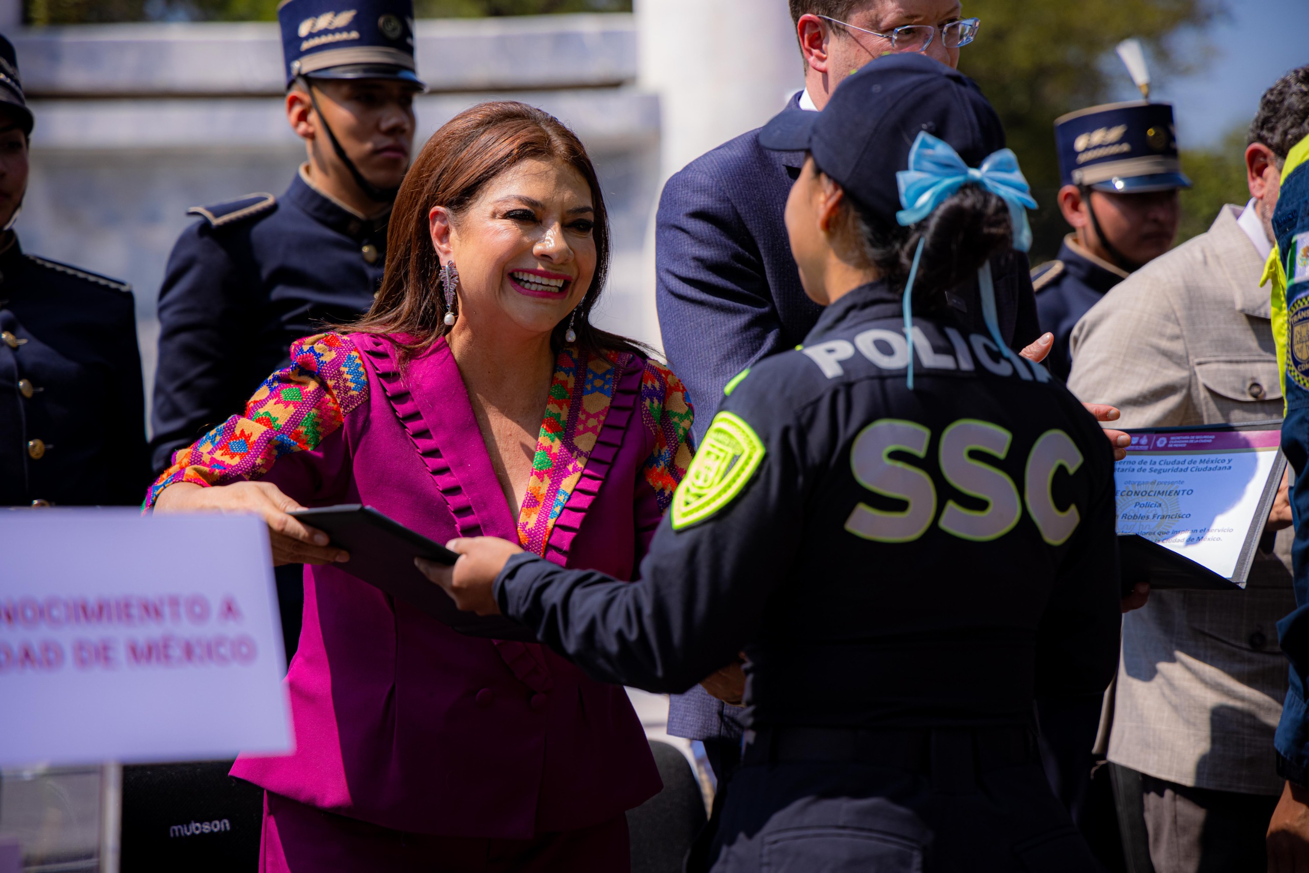 Clara Brugada reconoce labor de policías por su actuación durante la marcha del 2 de octubre