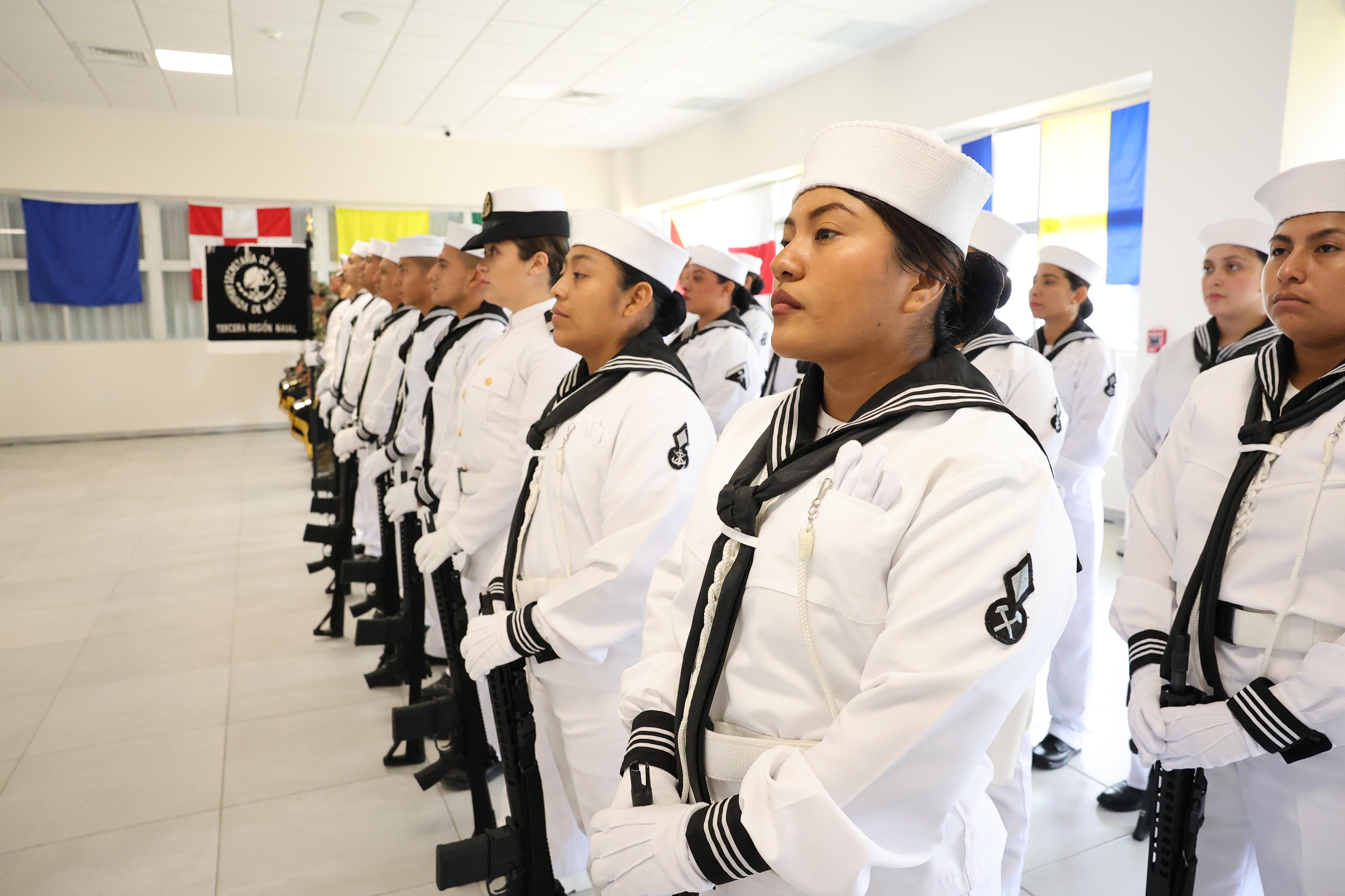 Atestigua Gobernador Javier May conmemoración de los 204 años de la Armada de México