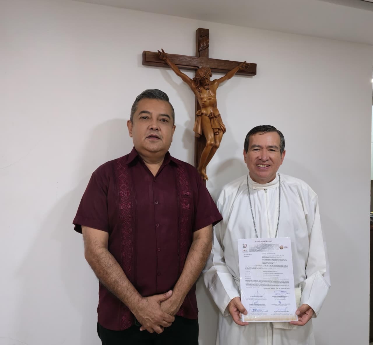 Gobierno del Pueblo entrega título de propiedad a la Diócesis de Tabasco