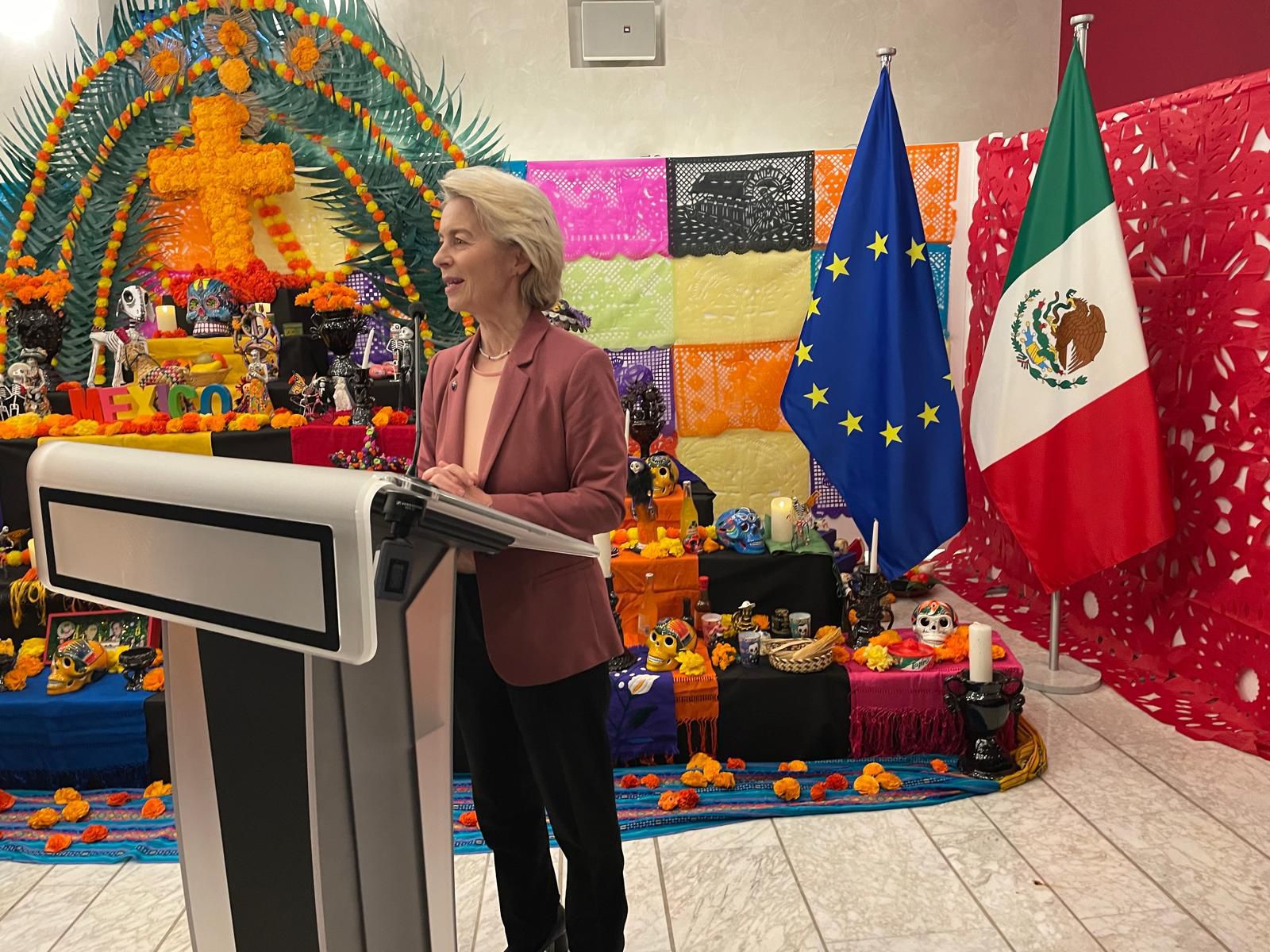 ¡Viva México!, ¡Viva la Vida!: Presidenta de la Unión Europa inaugura altar de muertos