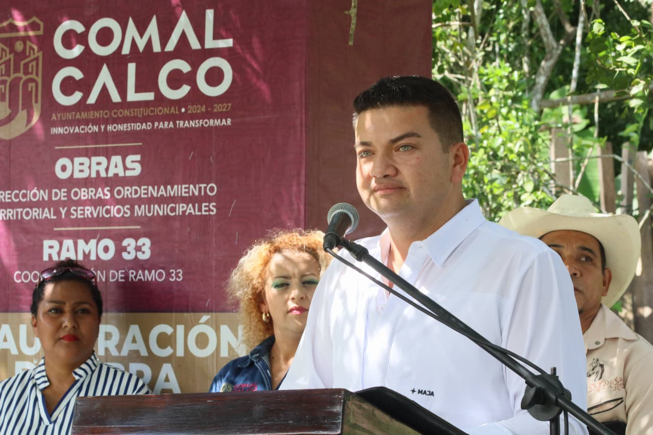 Entrega Ovidio Peralta pavimentación de entrada El Mangal, en Arroyo Hondo primera