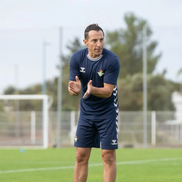 Andrés Guardado comienza su carrera como entrenador en el futbol español