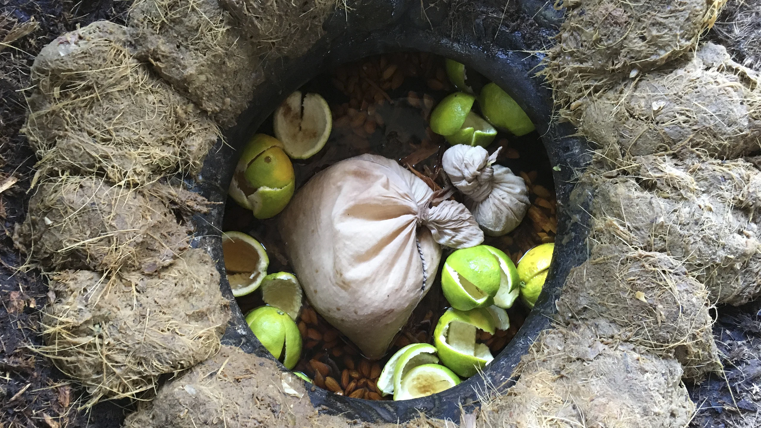 Destila tradición el mezcal de pechuga en ceremonias oaxaqueñas