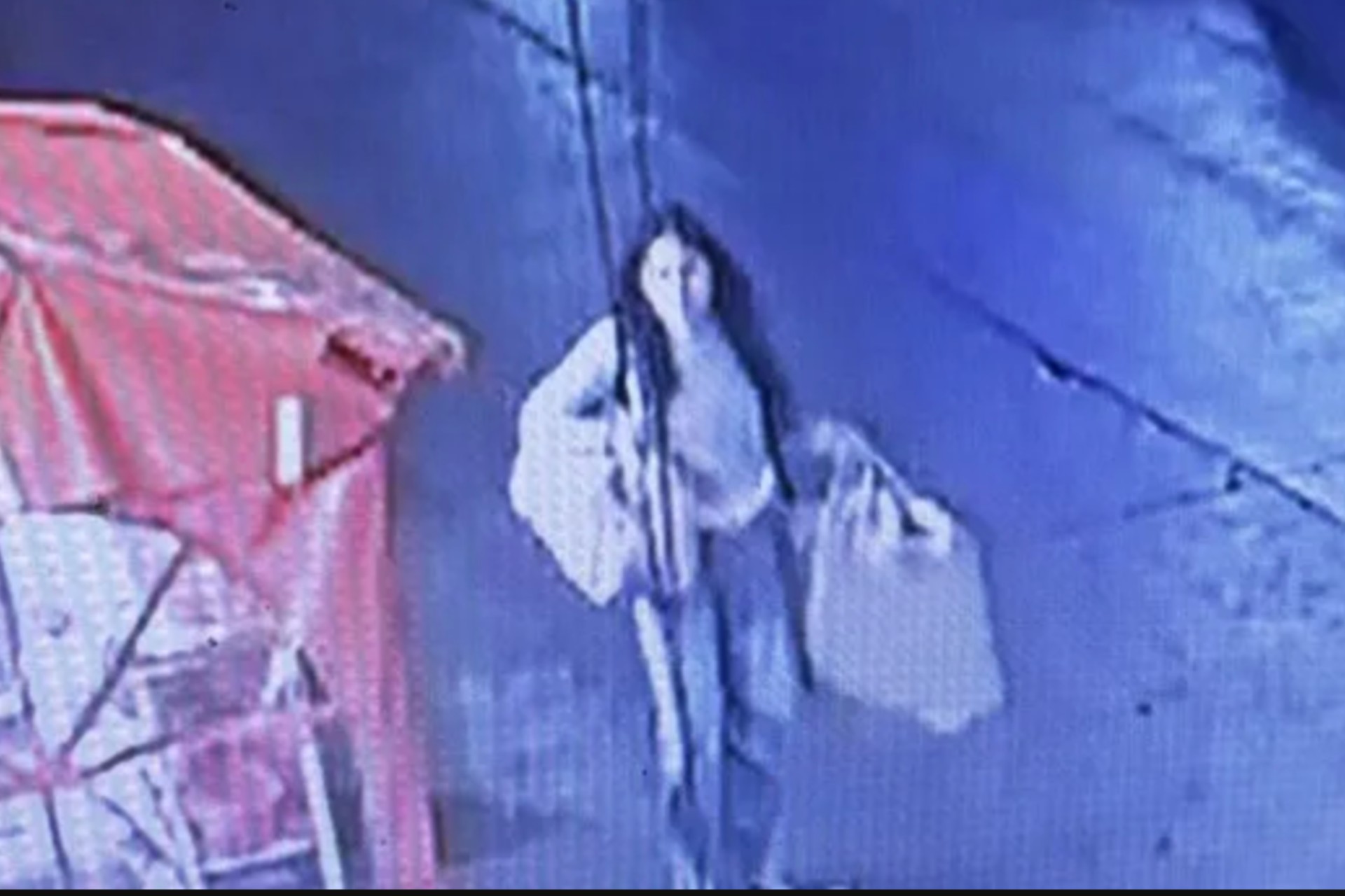 Cámaras captan a joven parecida a Kimberly Moya, estudiante del CCH Naucalpan desaparecida