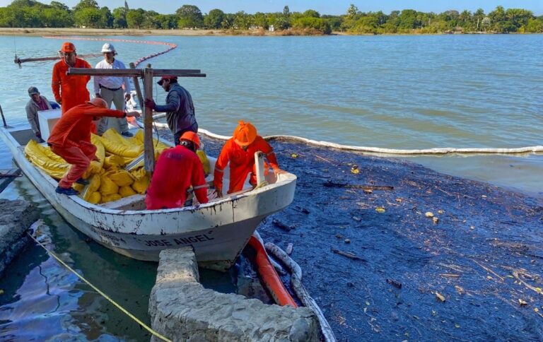 Pemex logra recuperar más de 2.5 millones de litros de crudo derramado en el Río Pantepec