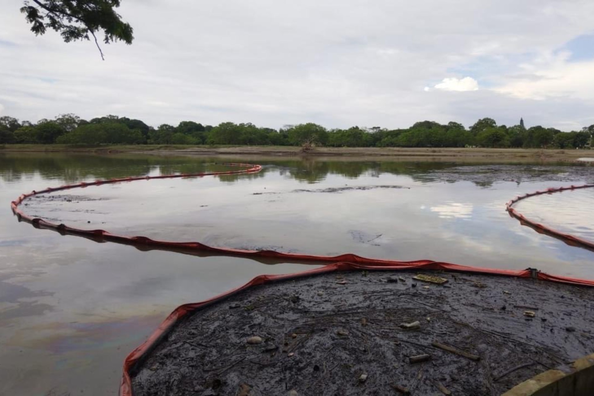 Pemex recupera 2.51 millones de litros de hidrocarburo del río Pantepec, Veracruz