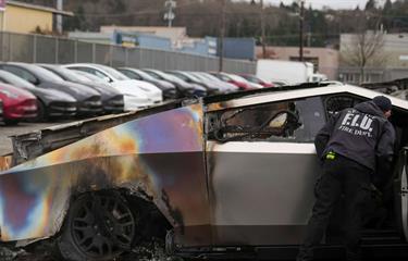 Demandan a Tesla por la muerte de dos jóvenes atrapados en una Cybertruck tras un choque