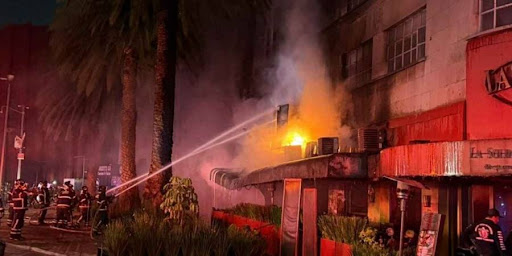 Un restaurante es arrasado tras explosión e incendio en el centro de la CDMX