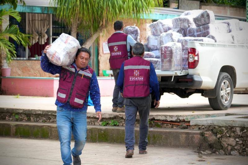 Entregan más de 10 mil chamarras escolares en 17 municipios de Yucatán