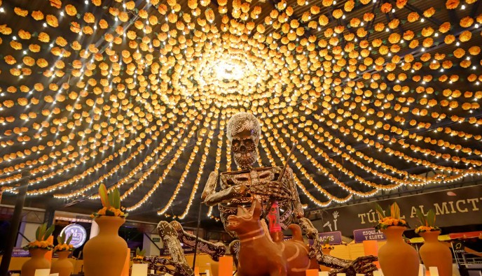 Calaveras monumentales honran a la muerte en Atlixco