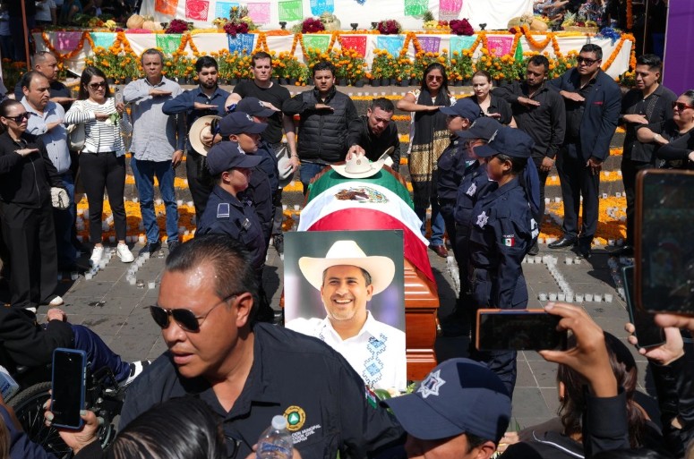 Esposa de Carlos Manzo pide manifestaciones pacíficas