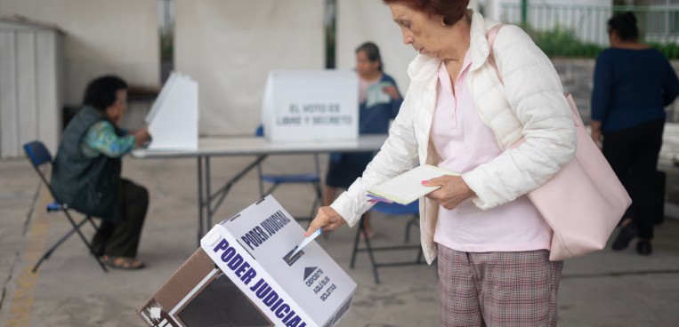 Renuncia primer juez federal electo por voto popular