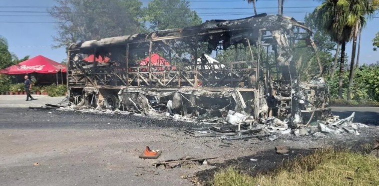 Alrededor de 16 municipios afectados por bloqueos carreteros y quema de vehículos en Michoacán