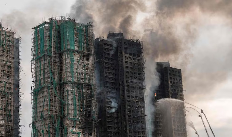 Hong Kong eleva a 65 los muertos por el incendio en un complejo residencial