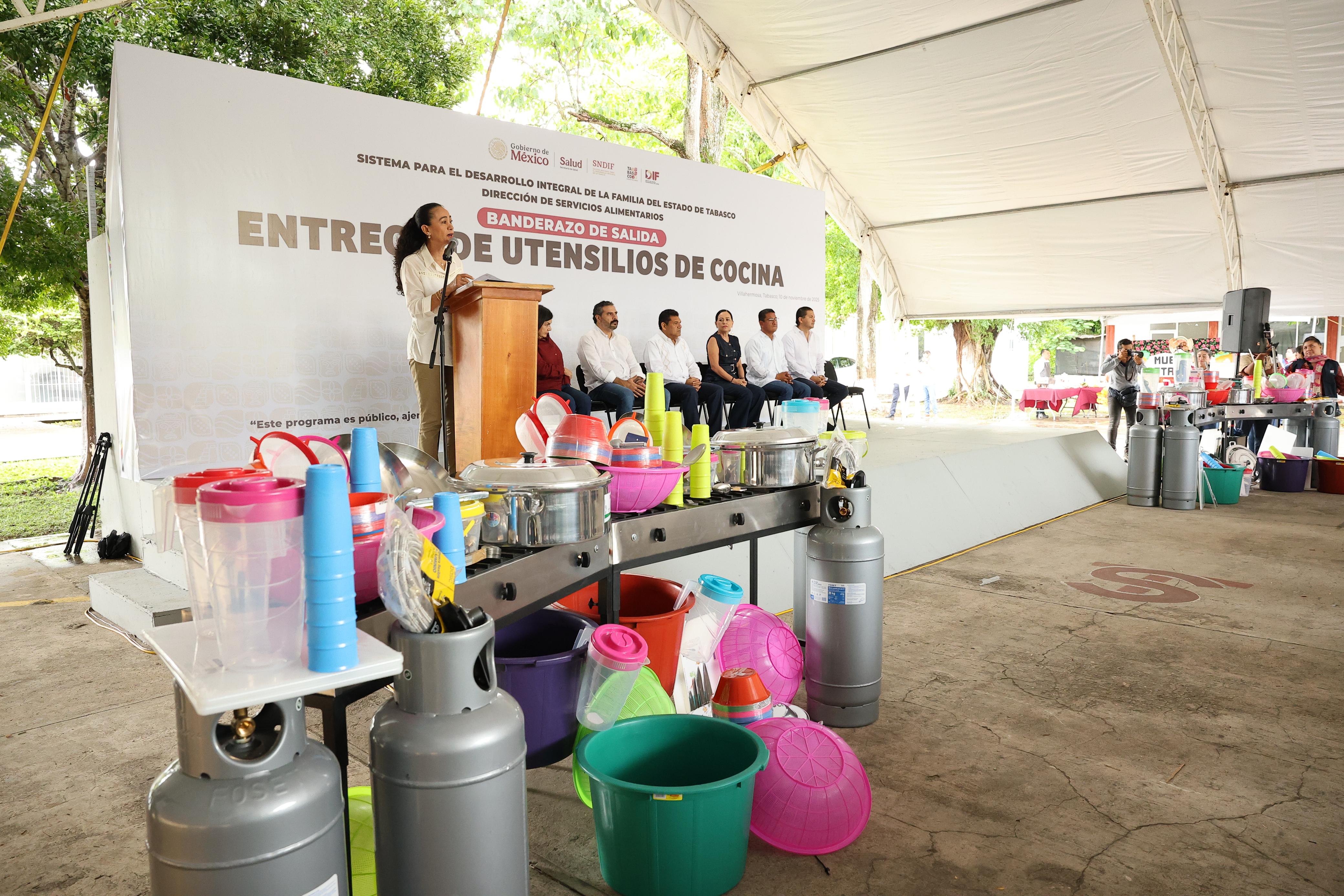 Pone en marcha Javier May entrega de utensilios de cocina para el programa de alimentación escolar en su modalidad caliente