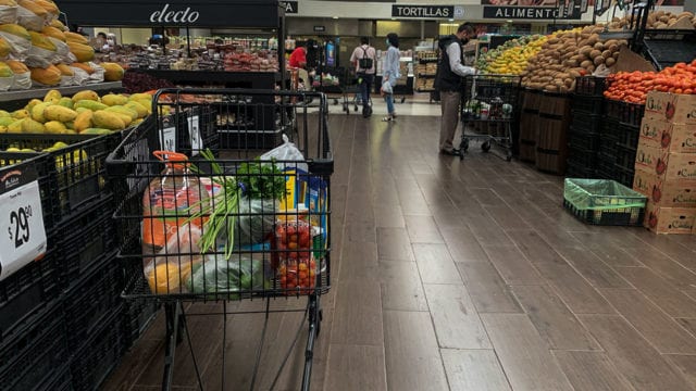 El Supremo extiende el permiso para que Trump retenga el pago de cupones de alimentos