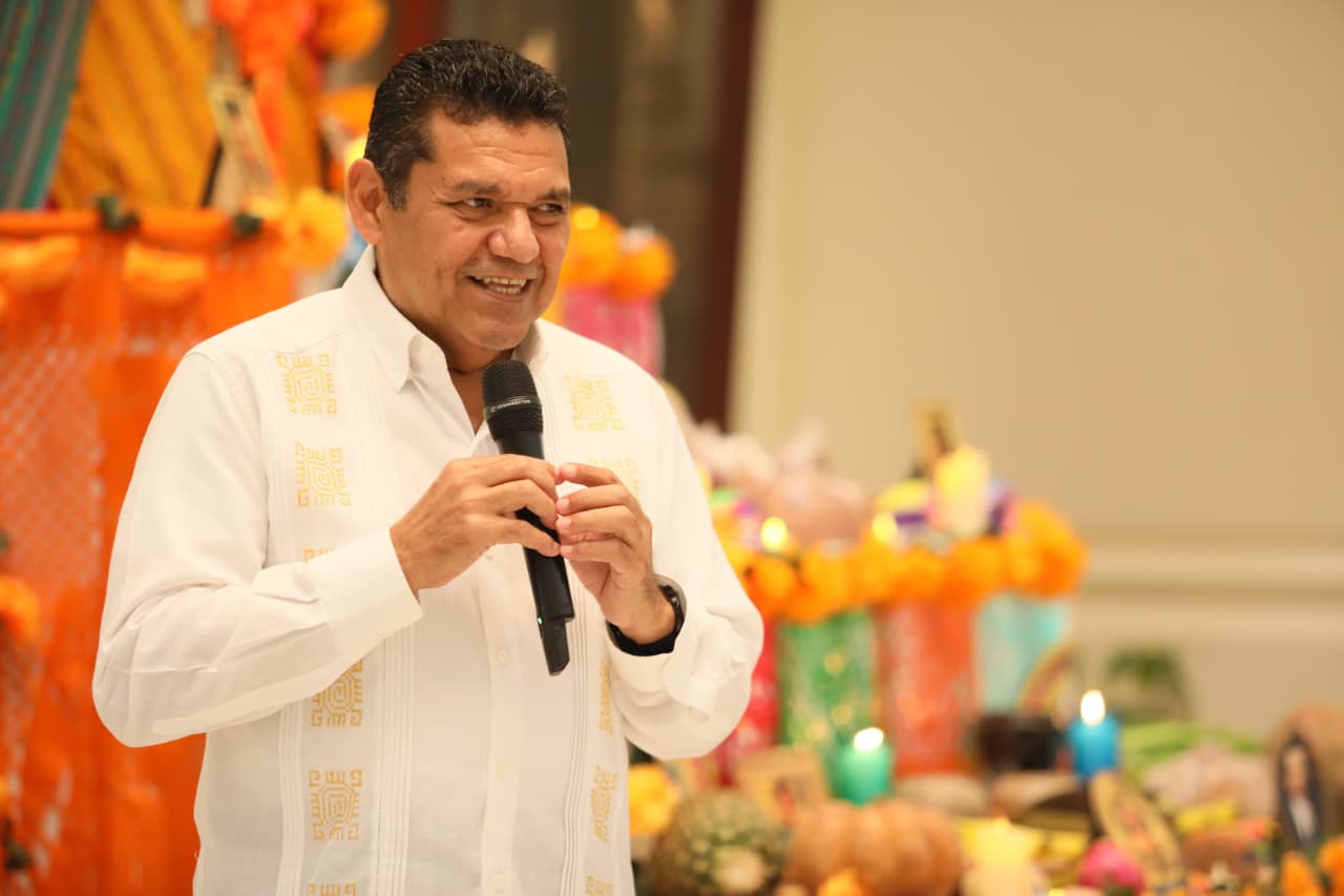 Javier May presenta altar de difuntos, en Palacio de Gobierno