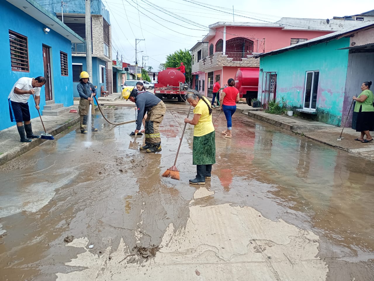 Centro Regional Sierra apoya por tres días labores de limpieza en comunidades de Jalapa