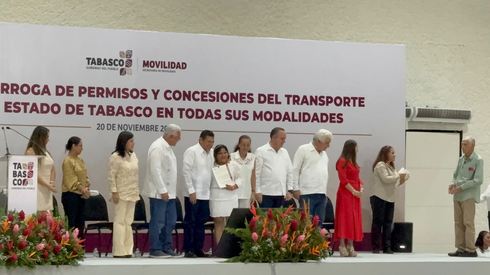 May entrega concesiones y permisos de transporte en Tabasco