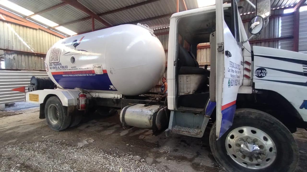 FGR asegura inmueble con aproximadamente tres mil litros de gas L.P., en Huimanguillo, Tabasco