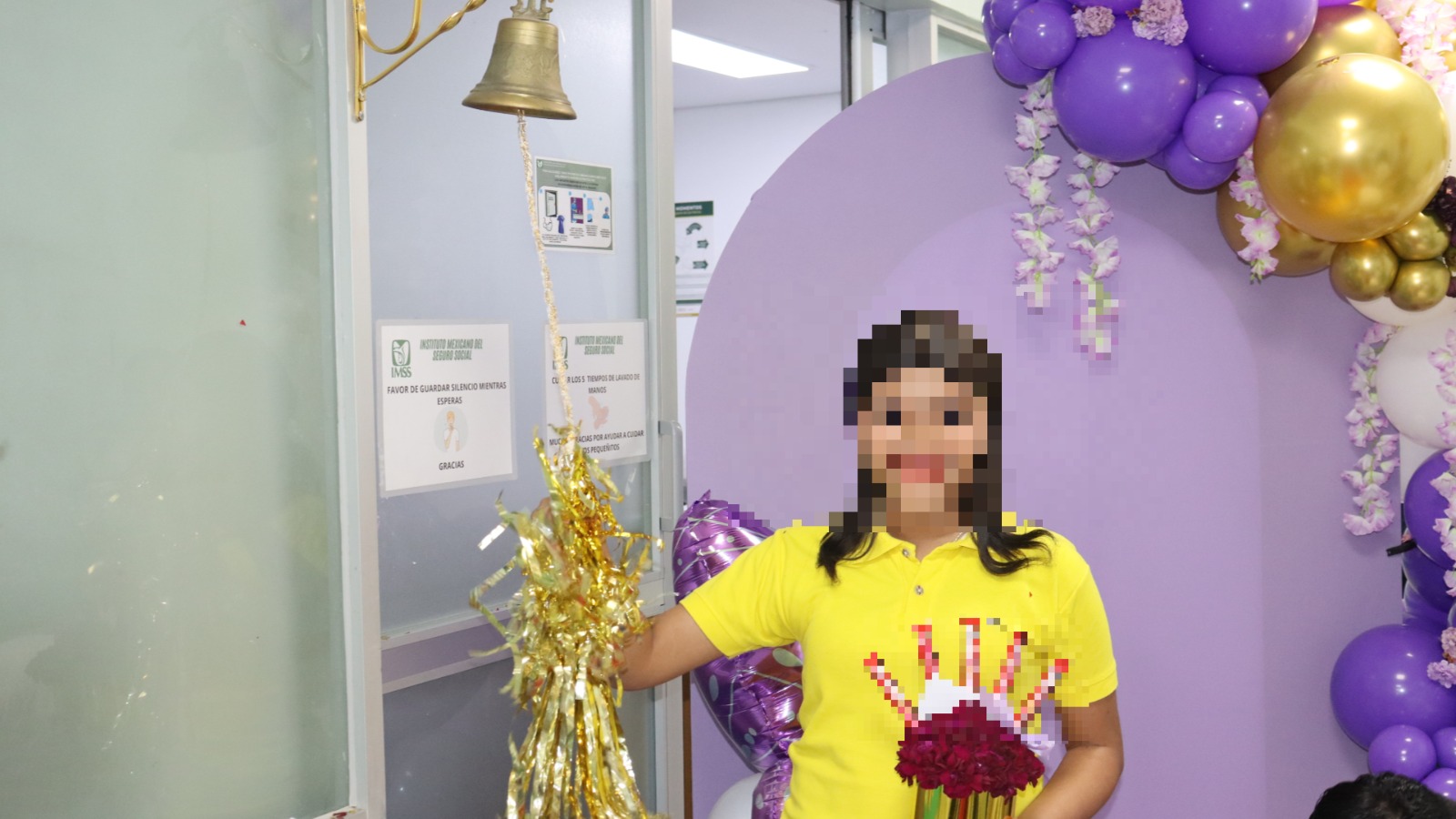 Niña tabasqueña toca la campana de la vida tras vencer cáncer