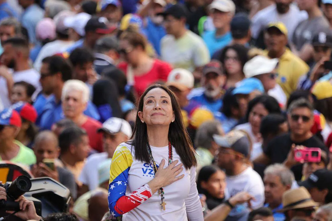María Corina Machado pide a funcionarios que “bajen las armas” y acompañen “la libertad de Venezuela”