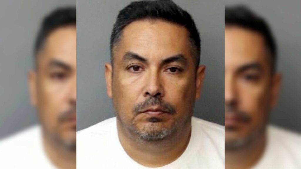 Captan a agente migratorio fuera de servicio apuntando un arma a un menor