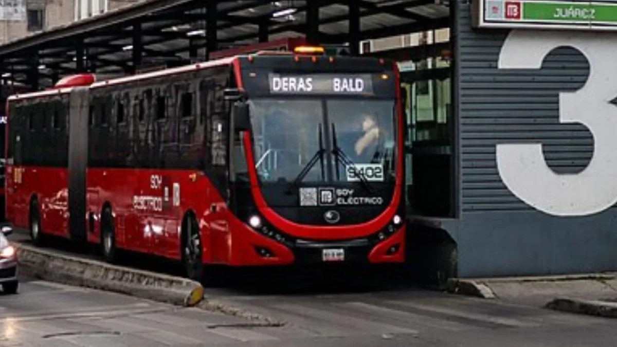 Choque entre Metrobús y camioneta deja cuatro lesionados