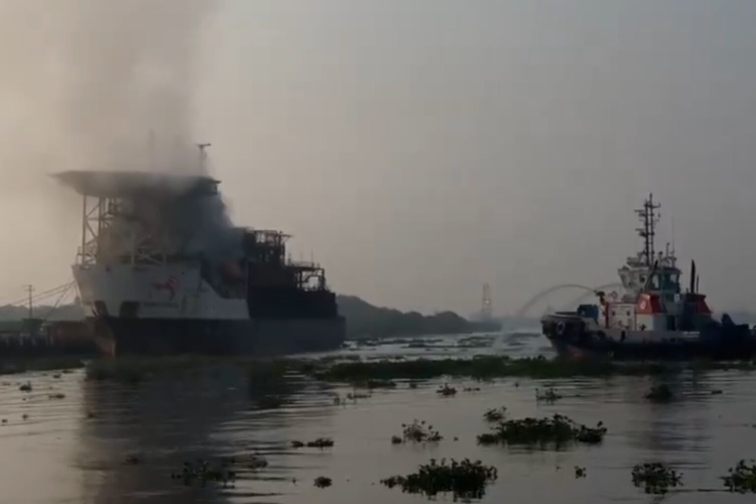 Suspenden operaciones portuarias por incendio buque Blue Phoenix en muelle de Villa Allende, Veracruz