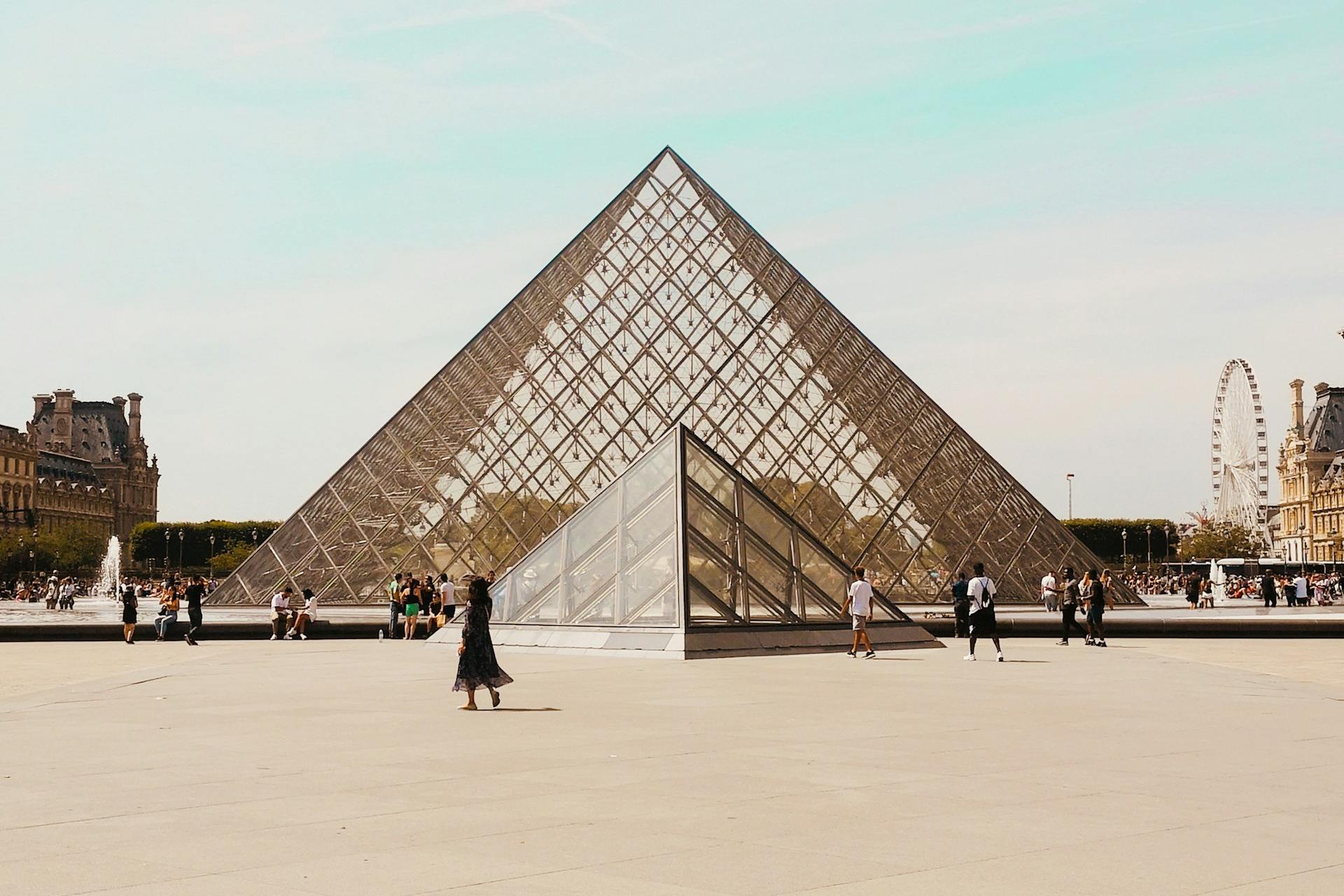 Confirma Fiscalía de París un total de 4 nuevas detenciones por el robo del Louvre