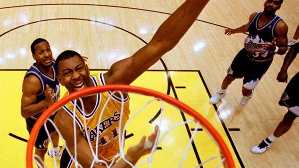 Murió Elden Campbell, que unió dos eras en los Lakers