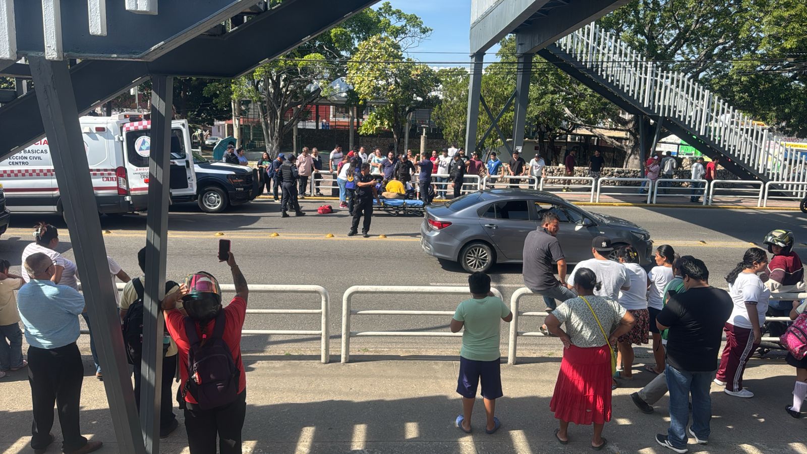 Se arroja joven de puente peatonal, en Atasta