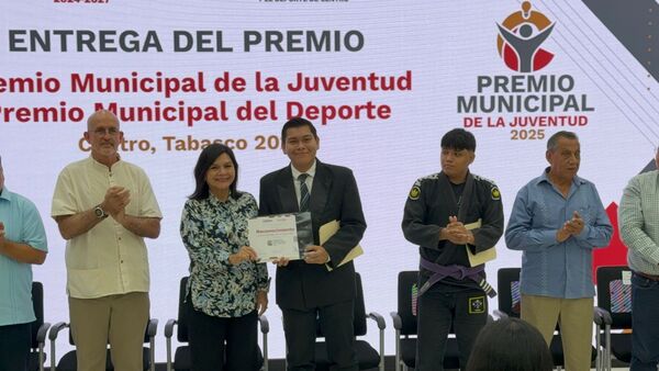 Entregan Premios Municipales de la Juventud y el Deporte 2025 en Centro