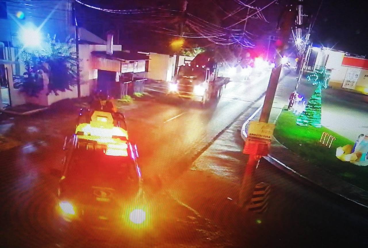 Recuperan fuerzas municipales y estatales tractocamión en Comalcalco que fue robado en La Isla