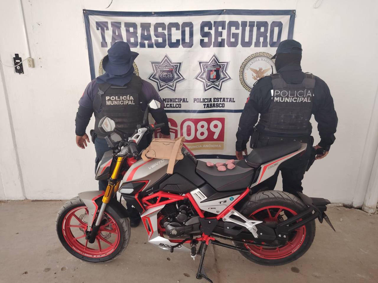 Asegura Policía Municipal marihuana y moto abandonada