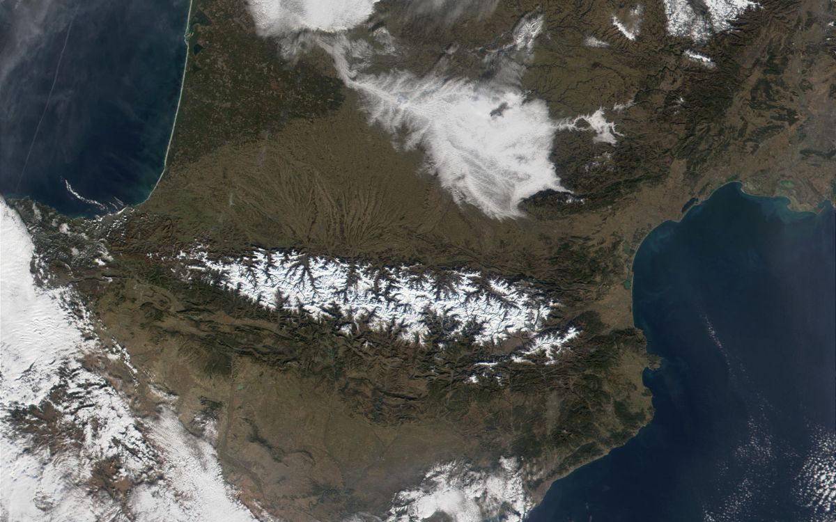 Hallan sin vida a tripulantes de avioneta en los Pirineos