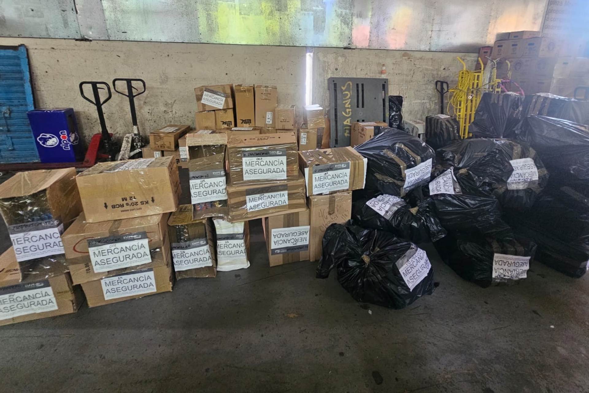 Aseguran cigarros ilegales con valor de 1.7 mdp en Central de Abasto de Iztapalapa