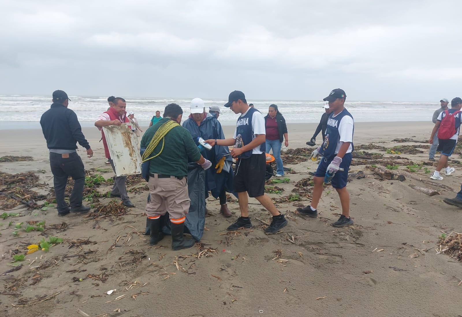 Marina realiza jornada de limpieza de playas en Centla