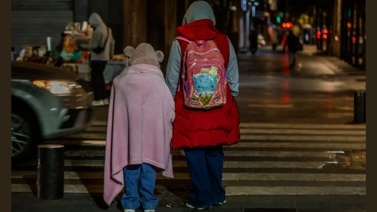 Tráfico, frío y protestas complican regreso a clases en la CDMX