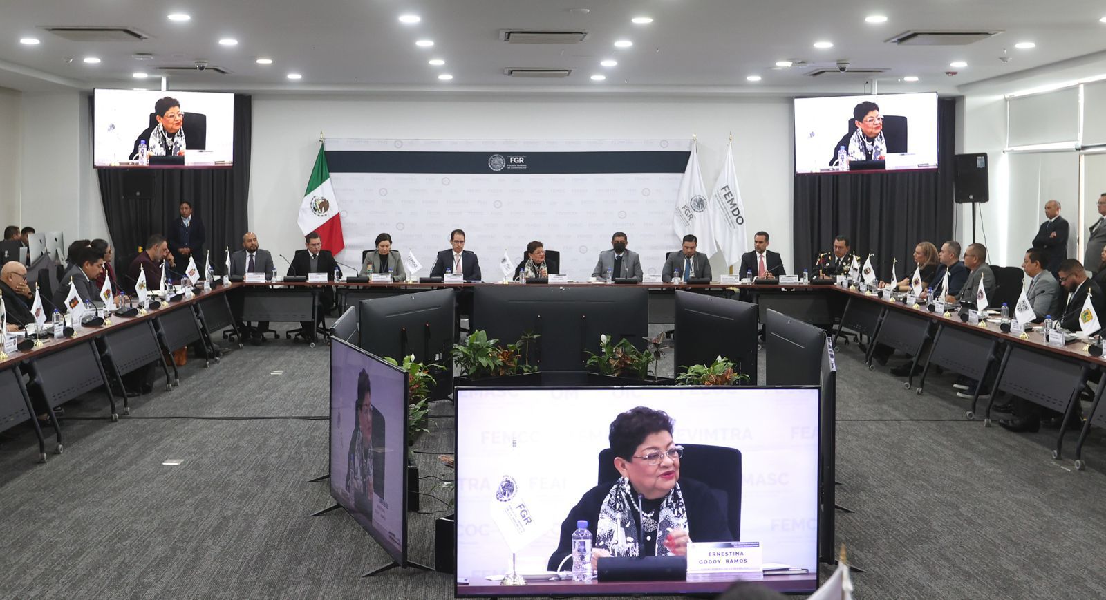 Godoy encabeza encuentro nacional contra la extorsión