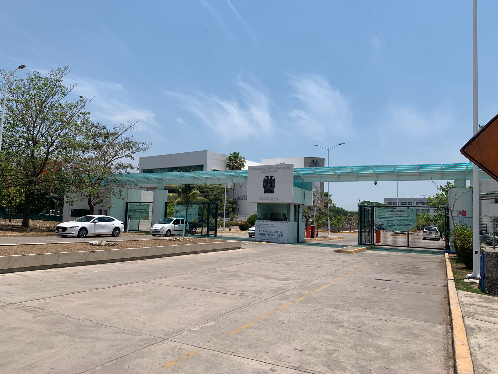 Estudiante de la UJAT es atendida tras incidente en instalaciones universitarias