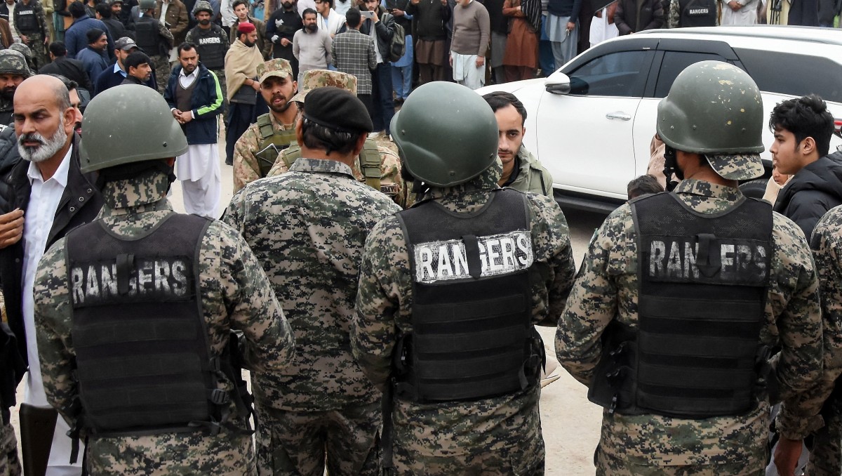 Talibanes aseguran haber capturado a soldados paquistaníes y tomado 15 puestos fronterizos