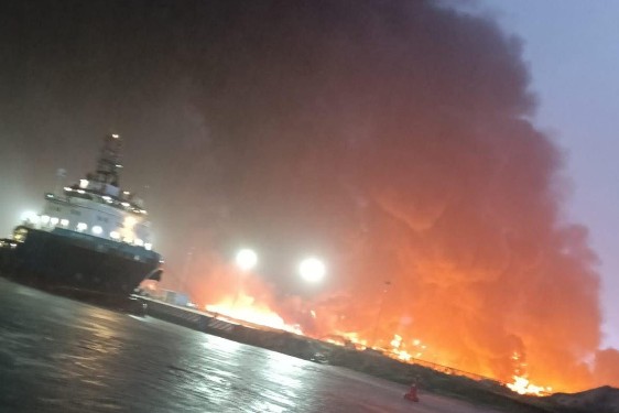 Sofoca Pemex incendio alrededor de barda perimetral de la Refinería Olmeca