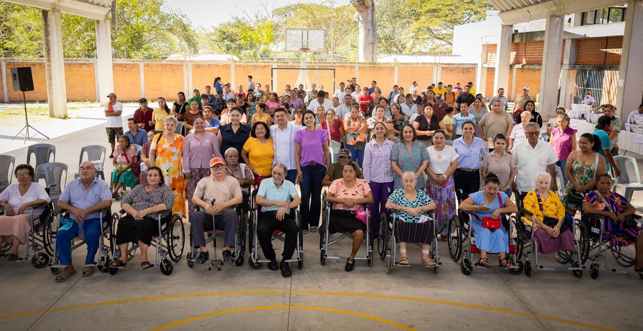 Entregan apoyos ortopédicos a familias vulnerables en Comalcalco