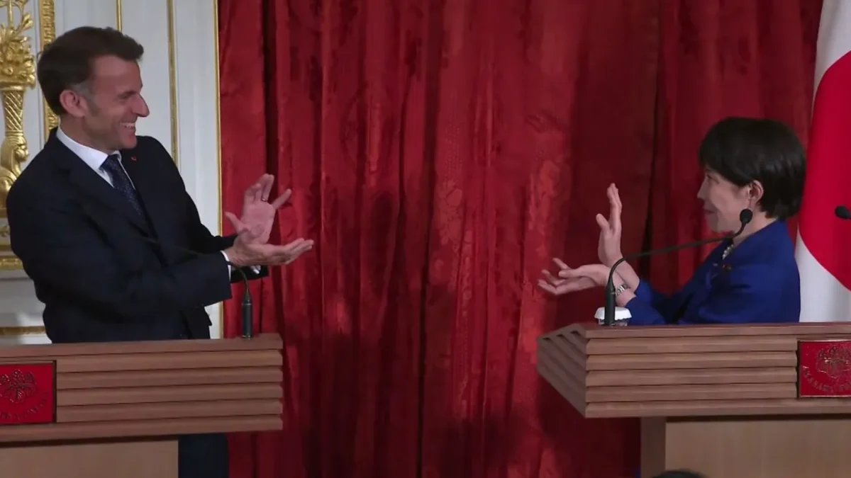 Macron recrea ataque de Dragon Ball en Japón